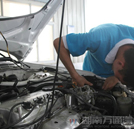 萬通學(xué)子假日忙 爭當(dāng)汽車醫(yī)生