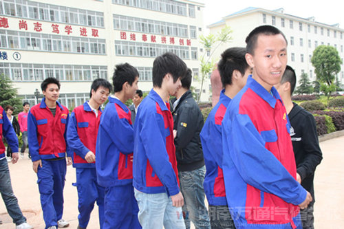 4S技能一班學生握手歡送參賽學子