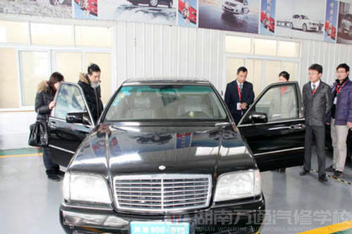 奇瑞4S店一行人員參觀高級(jí)轎車(chē)實(shí)訓(xùn)中心