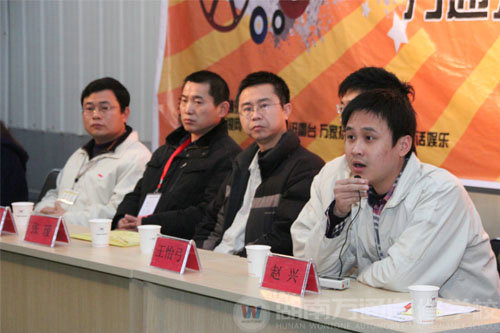 學(xué)子有次序的排隊投簡歷