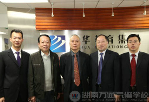 人社部中國(guó)職工教育和職業(yè)培訓(xùn)協(xié)會(huì)秘書(shū)長(zhǎng)畢結(jié)禮(中)視察新華教育集團(tuán)