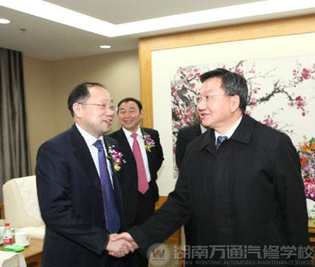國(guó)家商務(wù)部副部長(zhǎng)姜增偉(右)接見(jiàn)新華教育集團(tuán)代表(左)