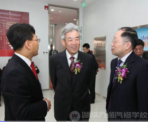 國(guó)家人力資源和社會(huì)保障部副部長(zhǎng)孫寶樹(shù)(中)接見(jiàn)新華教育集團(tuán)代表(右)