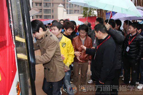 學(xué)校領(lǐng)導(dǎo)雨中歡送赴比亞迪就業(yè)學(xué)子