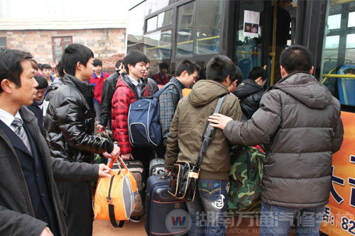 學(xué)子坐校車去比亞迪公司