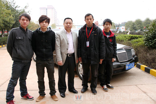 鐘總與就業(yè)辦負(fù)責(zé)人、學(xué)子合影