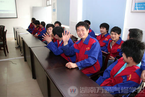 湖南萬(wàn)通汽修學(xué)校學(xué)子面試中