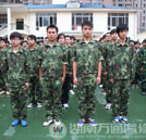 訓(xùn)練場上盡顯軍人風(fēng)姿 湖南萬通新生軍訓(xùn)進(jìn)行時