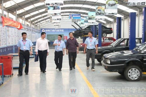 就業(yè)指導(dǎo)中心考察汽車(chē)維修中心