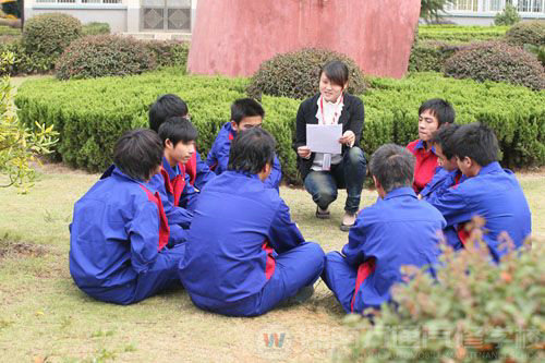 湖南萬通班主任黃老師正在跟學生們交流做人做事心得