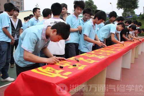 瞧,這名同學(xué)簽的多認(rèn)真