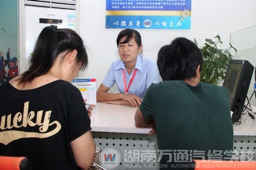 咨詢老師為前來參觀的學生細心解答疑問