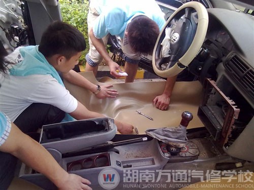 湖南萬(wàn)通汽檢一班的同學(xué)們整車實(shí)訓(xùn)中
