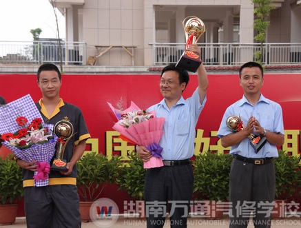 王國慶老師(中)、張紅宇老師(右一與朱炎同學(xué)(左一)