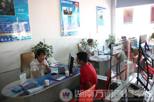 咨詢老師正為學(xué)子解答疑惑