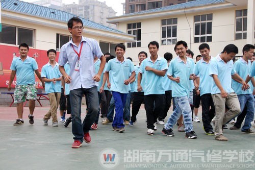 郭老師帶著同學(xué)們跳起了拓展訓(xùn)練體操