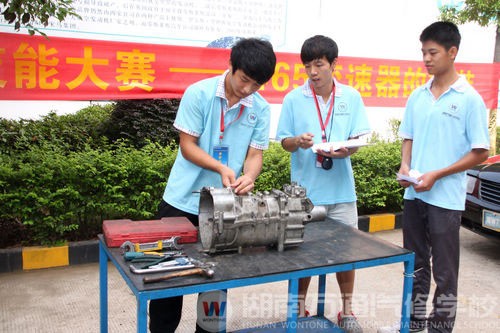 比賽現(xiàn)場,學(xué)生擔(dān)任裁判員責(zé)任重大