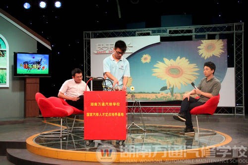 李王祥現(xiàn)場(chǎng)展示汽車(chē)起動(dòng)機(jī)的發(fā)動(dòng)原理