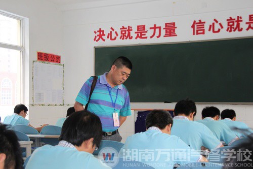 國家考評員在對學(xué)子考場進(jìn)行督察