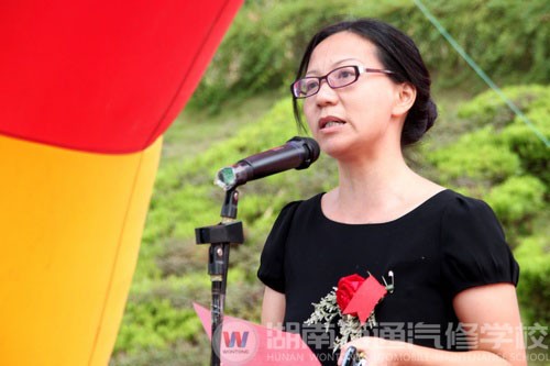 申湘集團(tuán)李經(jīng)理對本屆技能比武大賽表示了濃厚興趣