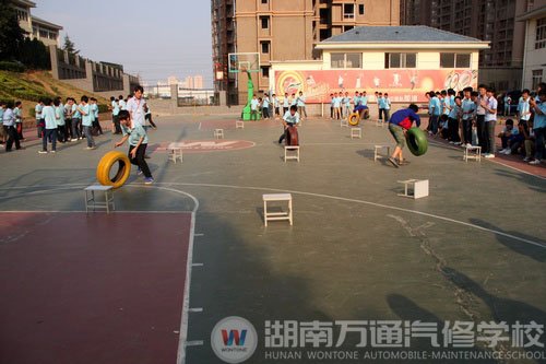 同學(xué)們?cè)谪?cái)源滾滾比賽中團(tuán)結(jié)一心