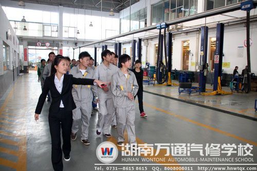 申湘旗下4S店的售后總監(jiān)為同學(xué)們介紹工作流程