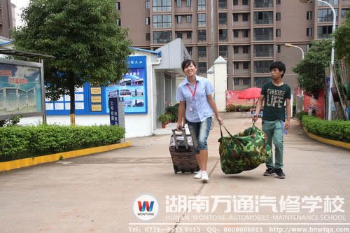 陳鳳嬌老師為新生搬運(yùn)行李