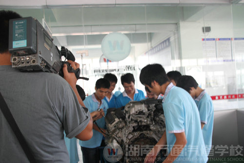 湖南教育電視臺對湖南萬通汽車學(xué)校實訓(xùn)采訪
