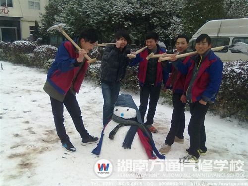 同學(xué)們堆的可愛雪人
