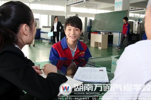 萬通學(xué)子沉著應(yīng)對面試考官的提問