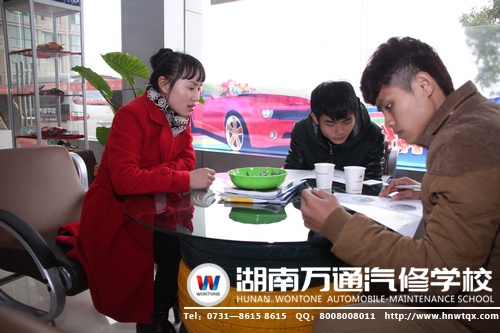 咨詢老師細(xì)心的為新生解疑答惑