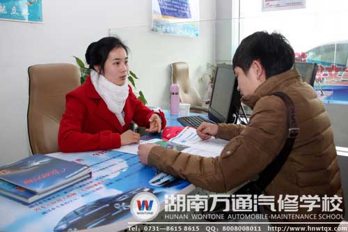 咨詢老師詳細介紹學生咨詢的設備、就業(yè)、上課等問題