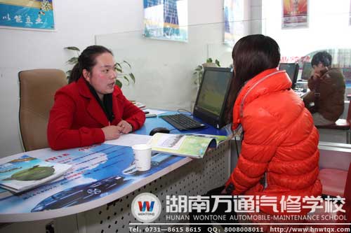 咨詢老師根據(jù)參觀新生的實際情況，為其介紹學校新專業(yè)的詳細情況并提供合理的選擇建議，