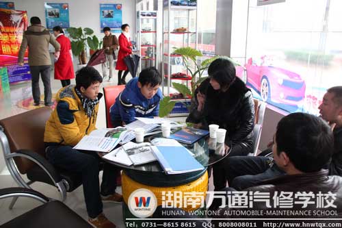 前來參觀報名的新生正在向專業(yè)老師和班主任了解新專業(yè)相關情況（這兩名新生可是表兄弟喲）