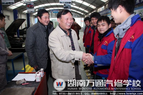 省民辦教育協(xié)會(huì)領(lǐng)導(dǎo)與萬(wàn)通學(xué)子親切握手