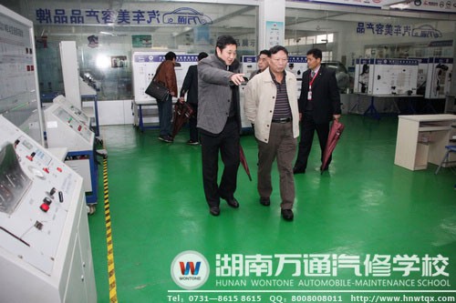 葛校長(zhǎng)為省民辦教育協(xié)會(huì)常務(wù)副會(huì)長(zhǎng)（原省軍區(qū)副政委）魏永景介紹學(xué)校實(shí)訓(xùn)情況