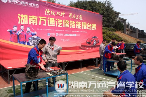 擂臺賽馬上就要開始了，選手正在做準備工作
