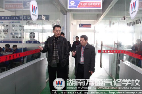 馬會(huì)長(zhǎng)對(duì)學(xué)校理實(shí)一體化的教學(xué)十分肯定