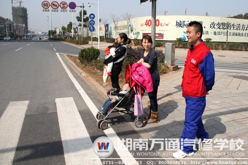 瞧，這兩位帶著寶寶的媽媽在萬(wàn)通學(xué)子的提醒下停在人行道路旁