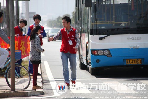 學(xué)子們正提醒一名過(guò)路行人