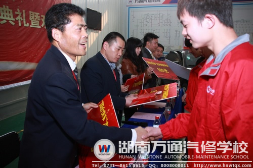 校領(lǐng)導(dǎo)為獲得企業(yè)獎(jiǎng)學(xué)金的學(xué)子頒獎(jiǎng)