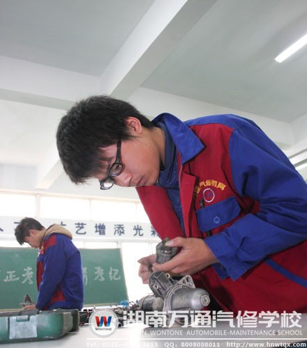實(shí)操考場(chǎng)內(nèi)，學(xué)子展現(xiàn)扎實(shí)的技能水平