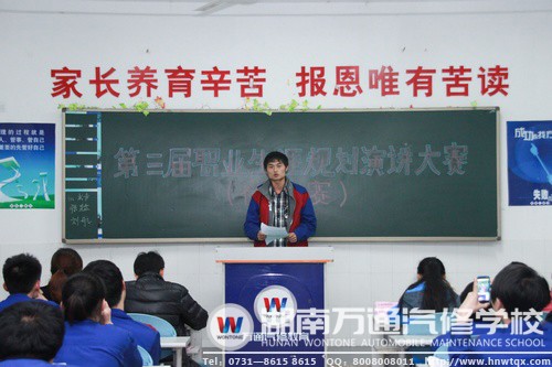 瞧，臺(tái)下的同學(xué)都舉起了手機(jī)為選手拍照