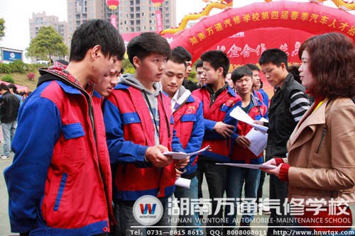 畢業(yè)生在招聘會(huì)上與企業(yè)負(fù)責(zé)人交流，初露鋒芒
