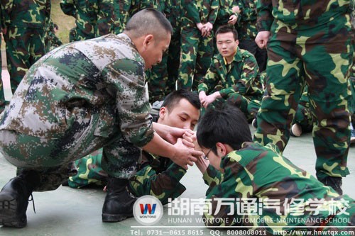 練習(xí)之余，教官與新生互動