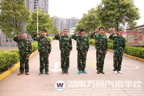 “小軍人”們敬禮