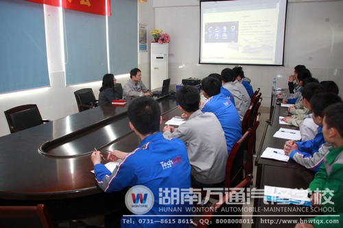 申湘集團凱迪拉克品牌的人事主管與售后技術總監(jiān)為定向班學子授課
