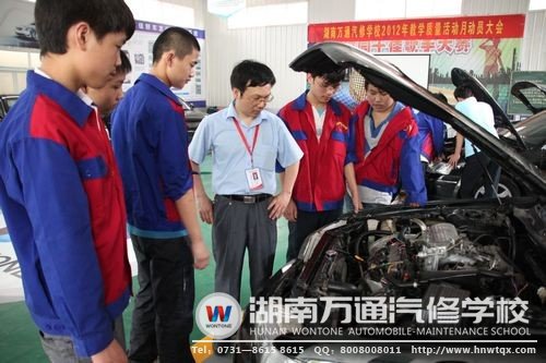 王國慶在高級轎車實訓(xùn)中心指導(dǎo)學(xué)生