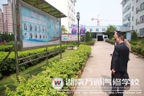 新華集團(tuán)汽修事業(yè)部何部長(zhǎng)對(duì)我校成立的興趣協(xié)會(huì)高度認(rèn)可