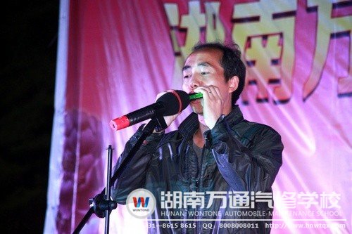 口琴表演再次顯示出萬通學(xué)子的多才多藝